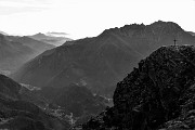57 Vista sulla croce del Mincucco-torrione roccioso (1832 m)
